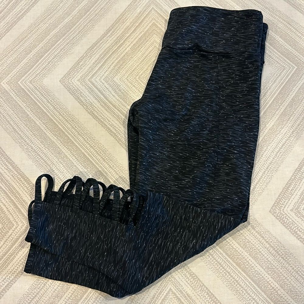 Onzie Women’s Black & White Weave Cropped Leggings - Size S/M